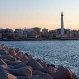 Dall�altra parte del molo invece, volgendo gli occhi verso la penisola di San Cataldo, ecco l�alto e bianco faro San Cataldo, che da 150 anni a questa parte guida le navi verso porti sicuri